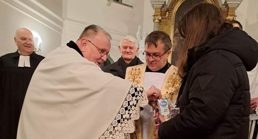Księża wsypali zawartość tacy do puszki WOŚP