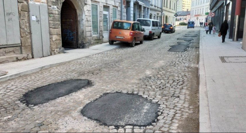 Miasto odpowiada w sprawie asfaltowych łat na ulicy Komorowickiej