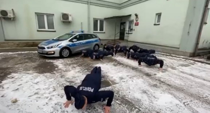 Bielscy policjanci zrobili 10 pompek dla Dawida [FILM]