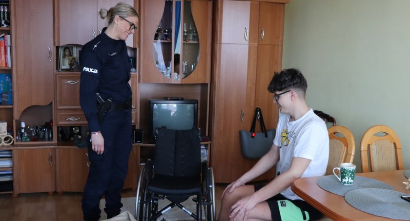 Policjanci po pościgu zatrzymali sprawcę kradzieży i odzyskali wózek inwalidzki