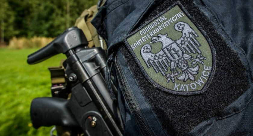 Desperat zabarykadował się w mieszkaniu. Kontrterroryści weszli siłowo do mieszkania w Bielsku-Białej