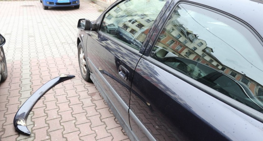 Wandal uszkodził kilka zaparkowanych samochodów