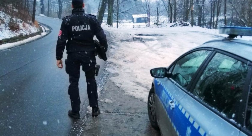 68-latek uciekał przed kontrolą drogową, policjant dogonił go pieszo