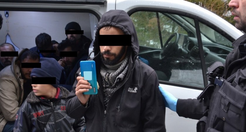 Pościg za samochodem z 19 nielegalnymi migrantami