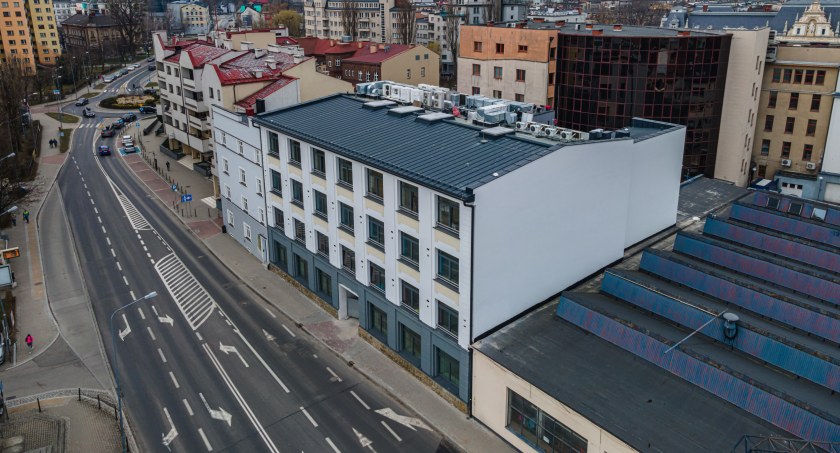 Remont na Dmowskiego dobiega końca | Do zrobienia jeszcze ogród na dachu