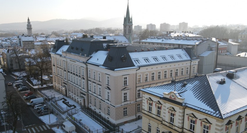 Dawniej był siedzibą partii, po remoncie będzie obradował w nim sąd