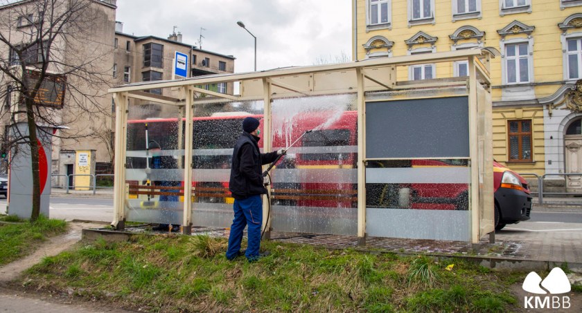Wiosenne porządki na bielskich przystankach autobusowych