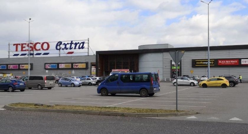 Zamknięto wjazd na parking dawnego Tesco przy ulicy Warszawskiej. Czy powstanie nowy market budowlany?