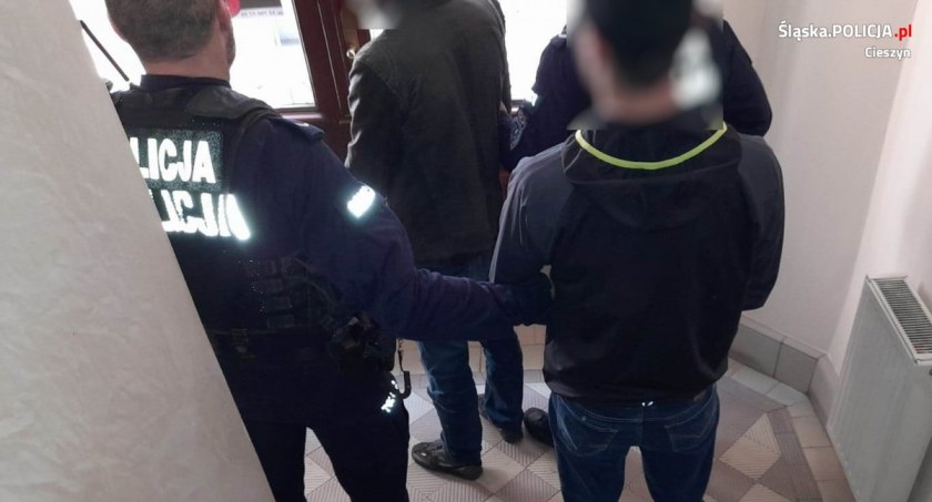 Seryjni złodzieje telefonów w rękach policji