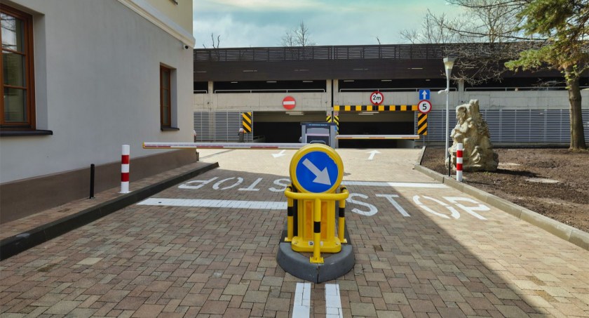 Parking wielopoziomowy przy BCK po remoncie | Ceny za postój