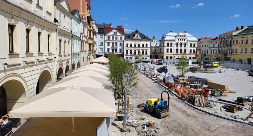 Cieszyński Rynek już prawie gotowy. Na majówkę pojawią się ogródki restauracyjne