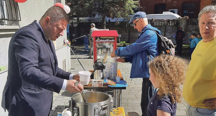 Piknik w poselskim ogrodzie