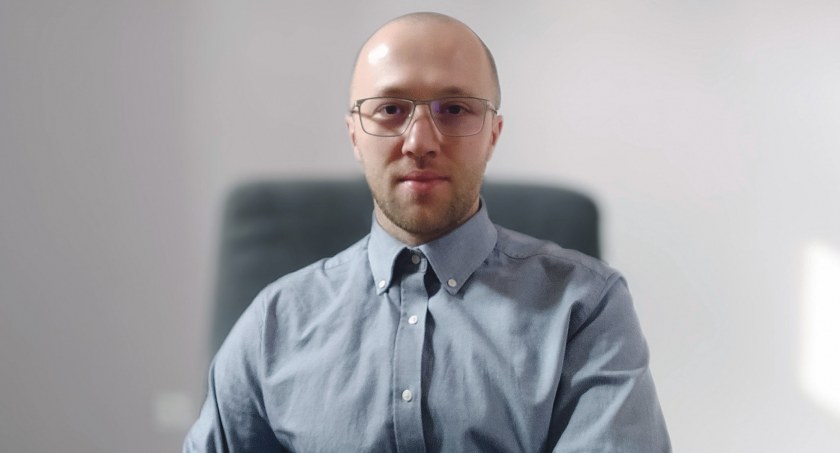 Musiałem zdobyć  zaufanie Seniorów | Rozmowa z psychologiem Danielem Leśniakiem