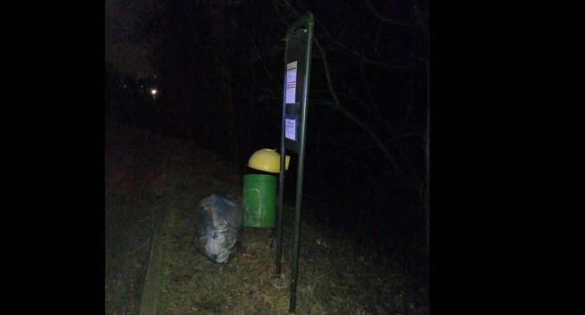 Podrzucają domowe śmieci na przystanki autobusowe. Ujęto sprawcę procederu