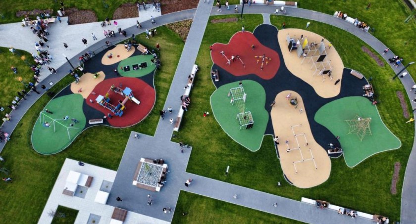 Po dwóch miesiącach park zaczął się sypać, a wykonawca nie reaguje