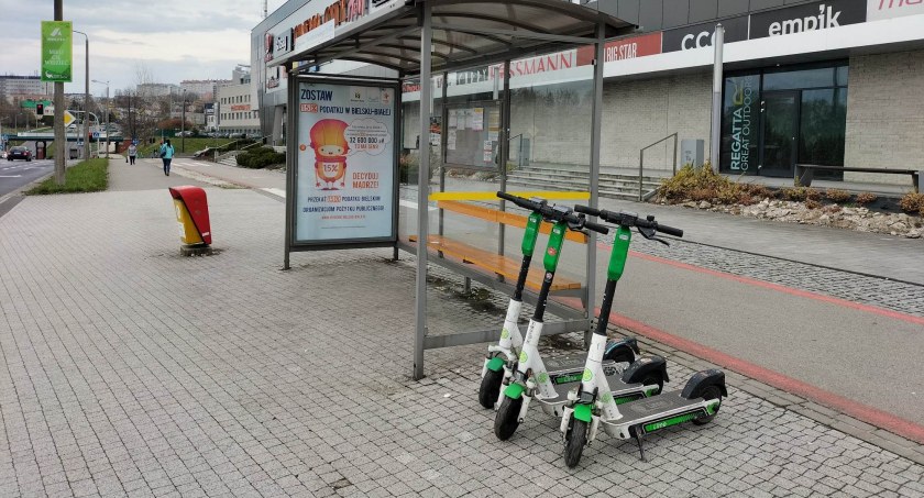 Przewrócone hulajnogi w Bielsku-Białej podziękują za ich podniesienie