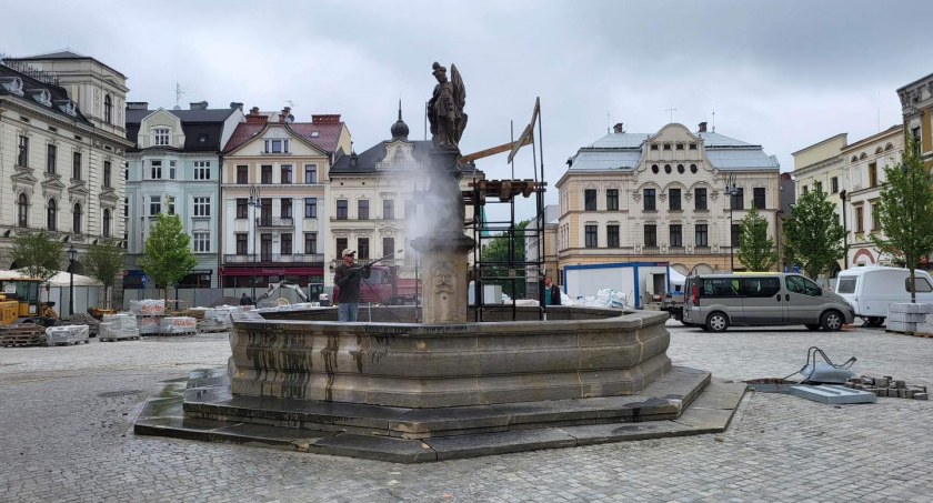 Fontanna na cieszyńskim rynku przechodzi renowację