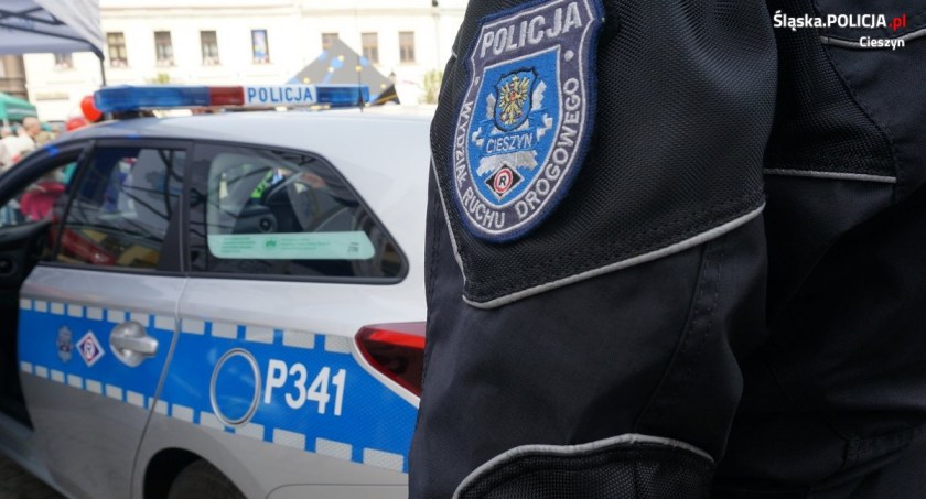 Uciekała przed policjantami pomiędzy pędzącymi Wiślanką samochodami