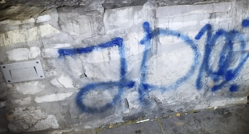 Malował sprayem po murze Zamku Sułkowskich