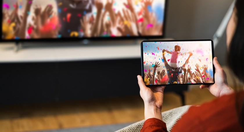 Jakie aplikacje i funkcje są dostępne na telewizorze ze Smart Hub?