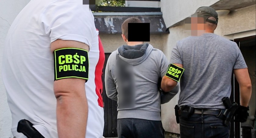 CBŚ rozbiło grupę przestępczą produkującą sterydy i środki na potencję