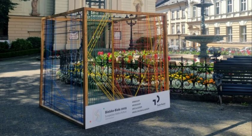 Przed bielskim Teatrem ustawiono ramkę do robienia zdjęć