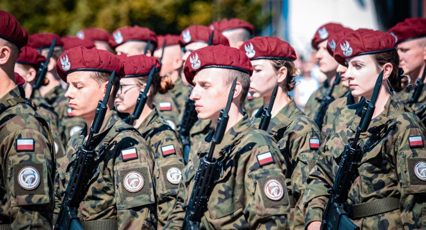 Przysięga żołnierzy ochotników w bielskich koszarach