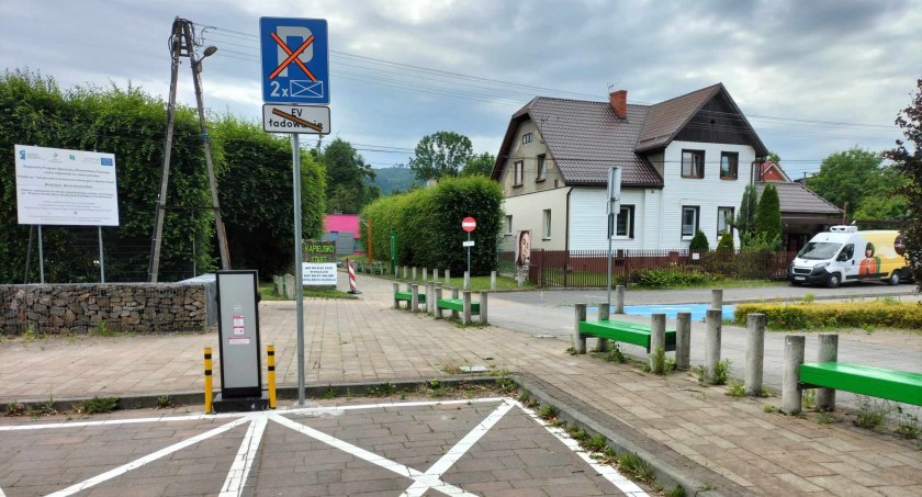 Przy basenie w Cygańskim Lesie parkują gdzie popadnie. Problem wraca co roku