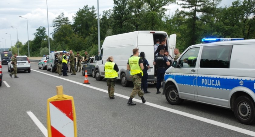 30 obywateli Syrii i Gruzji zatrzymano na drodze S1 w Bielsku-Białej [FOTO]