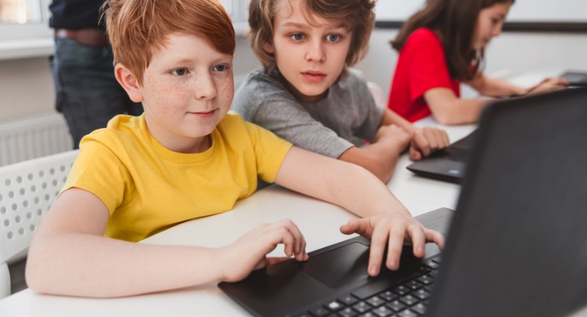 Zmiany od nowego roku szkolnego. Darmowe laptopy i nowy przedmiot