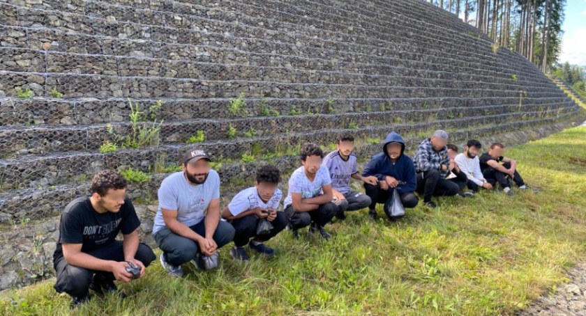 W busie z migrantami były dzieci | Kolejna akcja bielskich pograniczników [FOTO]