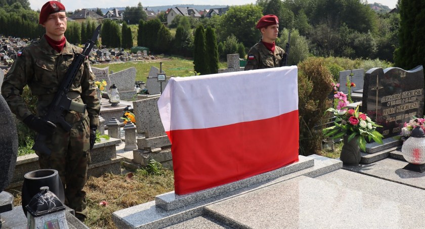 W Żywcu odsłonięto nową tablicę nagrobną Cichociemnego ppor. Wiktora Garczorza