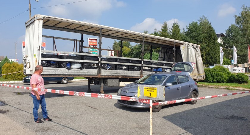 Podejrzana naczepa w Gminie Hażlach. Mieszkańcom zalecono aby się do niej nie zbliżali