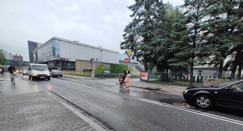 Bielszczanie wciąż korzystają ze zlikwidowanych przejść dla pieszych