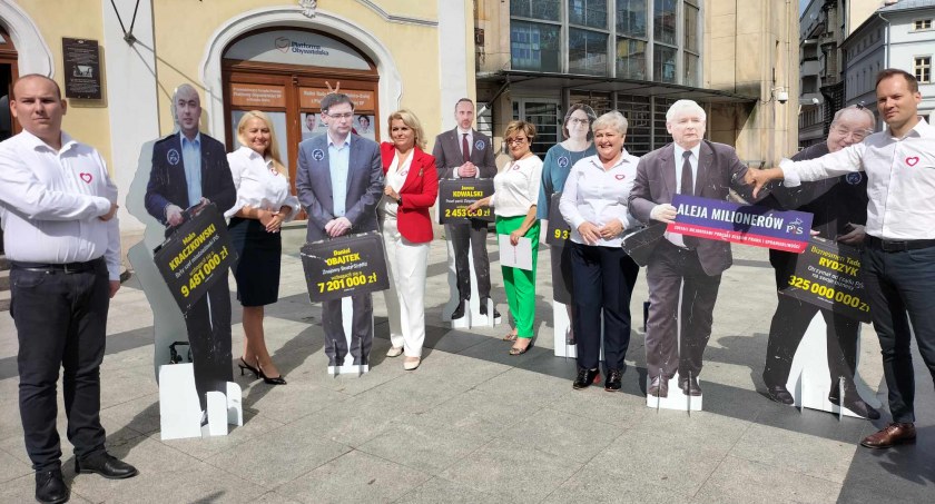 Koalicja Obywatelska ustawiła na Placu Chrobrego aleję milionerów PIS