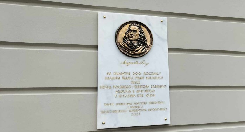 Na starym ratuszu w Białej umieszczono pamiątkową tablicę