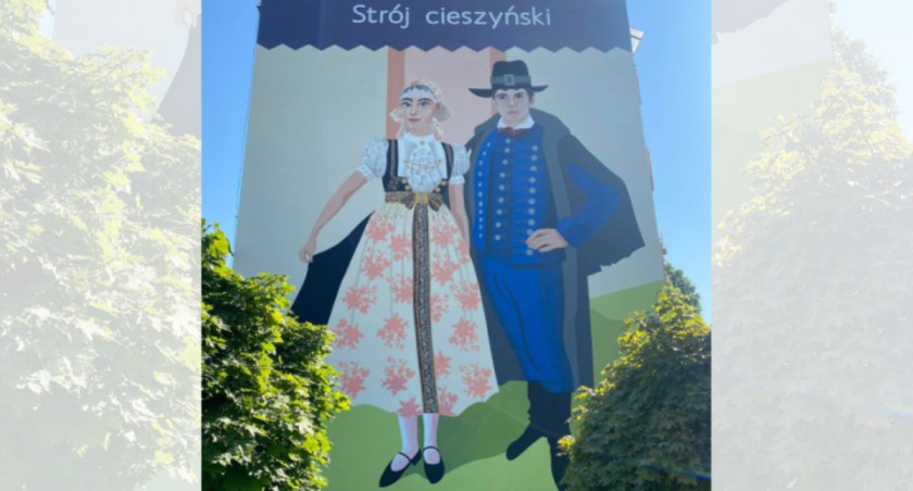 Para w stroju cieszyńskim na nowym muralu w Cieszynie