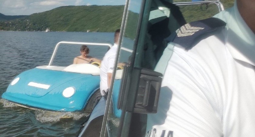 Rowerek wodny szybko nabierał wody, na szczęście pomoc zjawiła się na czas