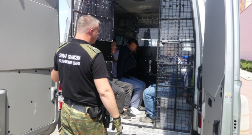 Aż 31 nielegalnych migrantów w busie | Zatrzymano kolejnego przemytnika