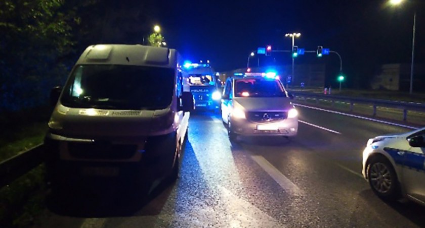 Kolejny pościg za busem pełnym migrantów zakończył się na barierkach ochronnych