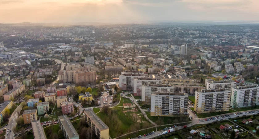 Problem z libacjami bezdomnych w centrum Osiedla Złote Łany