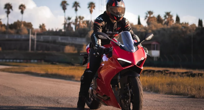 Odzież przeciwdeszczowa na motocykl – przygotuj się na wyprawę w każdych warunkach