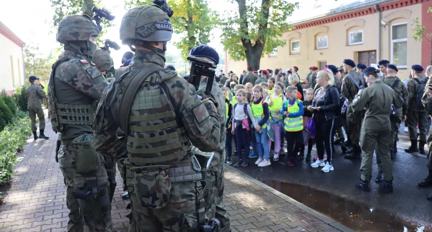 [FOTO] Dzisiaj święto bielskiego batalionu. Spadochroniarze otworzyli bramy koszar 