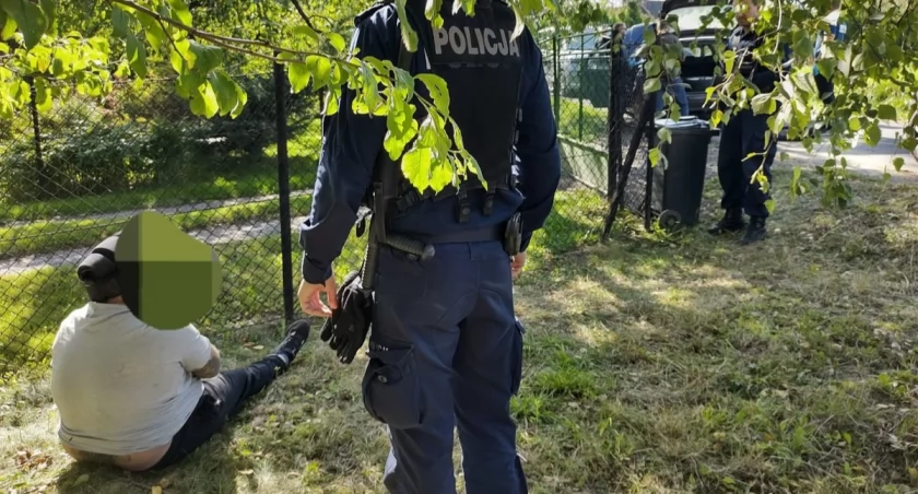 Pościg ulicami Bielska-Białej | Uciekinier uszkodził dwa radiowozy i poszczuł policjanta psem [FOTO]