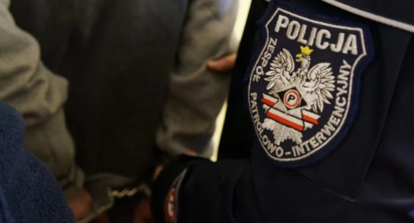 Policja nakazała im w trybie natychmiastowym opuścić mieszkanie