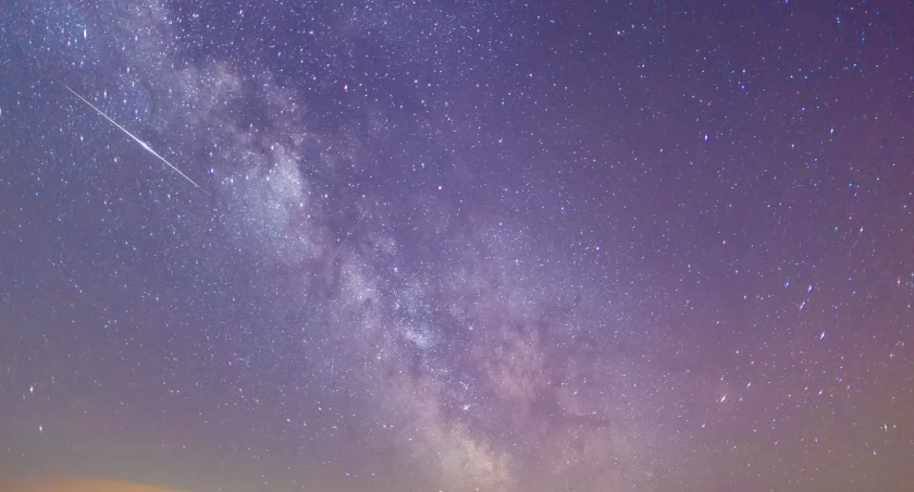Dzisiaj deszcz orionidów na nocnym niebie