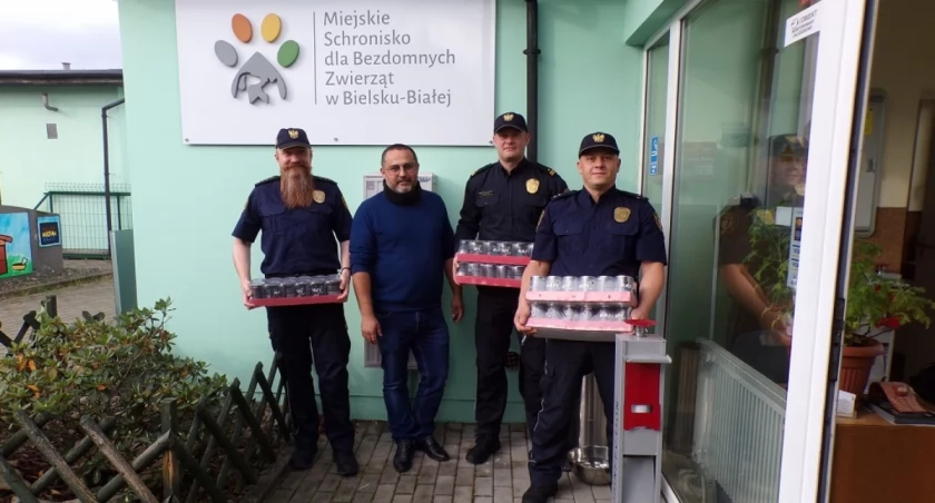 Bielscy strażnicy miejscy wsparli bezdomne zwięrzęta