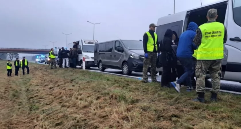 Chcąc uniknąć kontroli migranci przekraczają granicę ze Słowacją w terenie leśnym