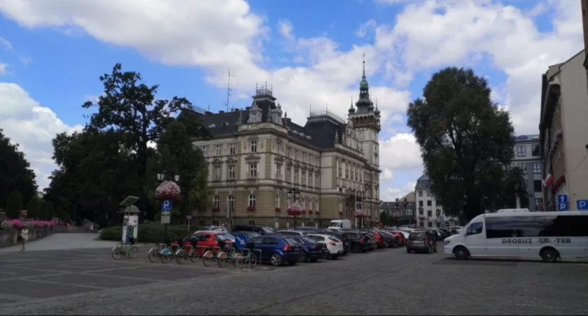 Parkingowy chaos na Rychlińskiego i placu Ratuszowym trwa od miesięcy