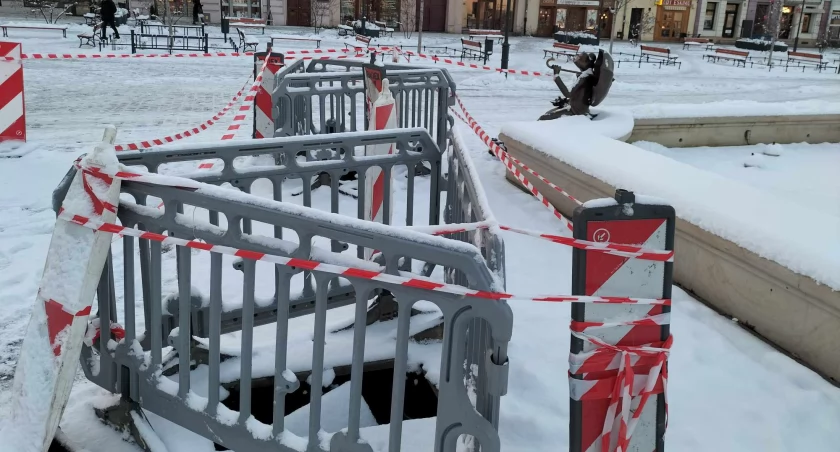 Firma odśnieżająca miasto uszkodziła fontannę na placu Wojska Polskiego